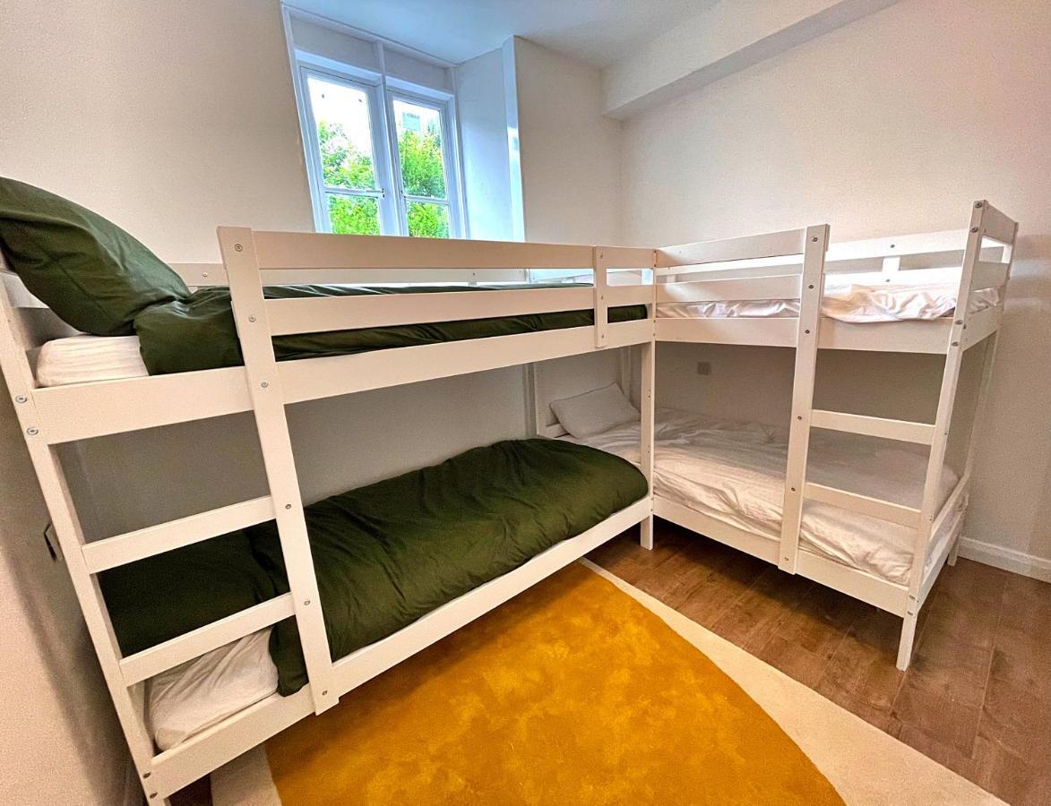 Finest Retreats - Luxury Converted Chapel With Hot Tub & Games Room 디나스마우뒤 외부 사진