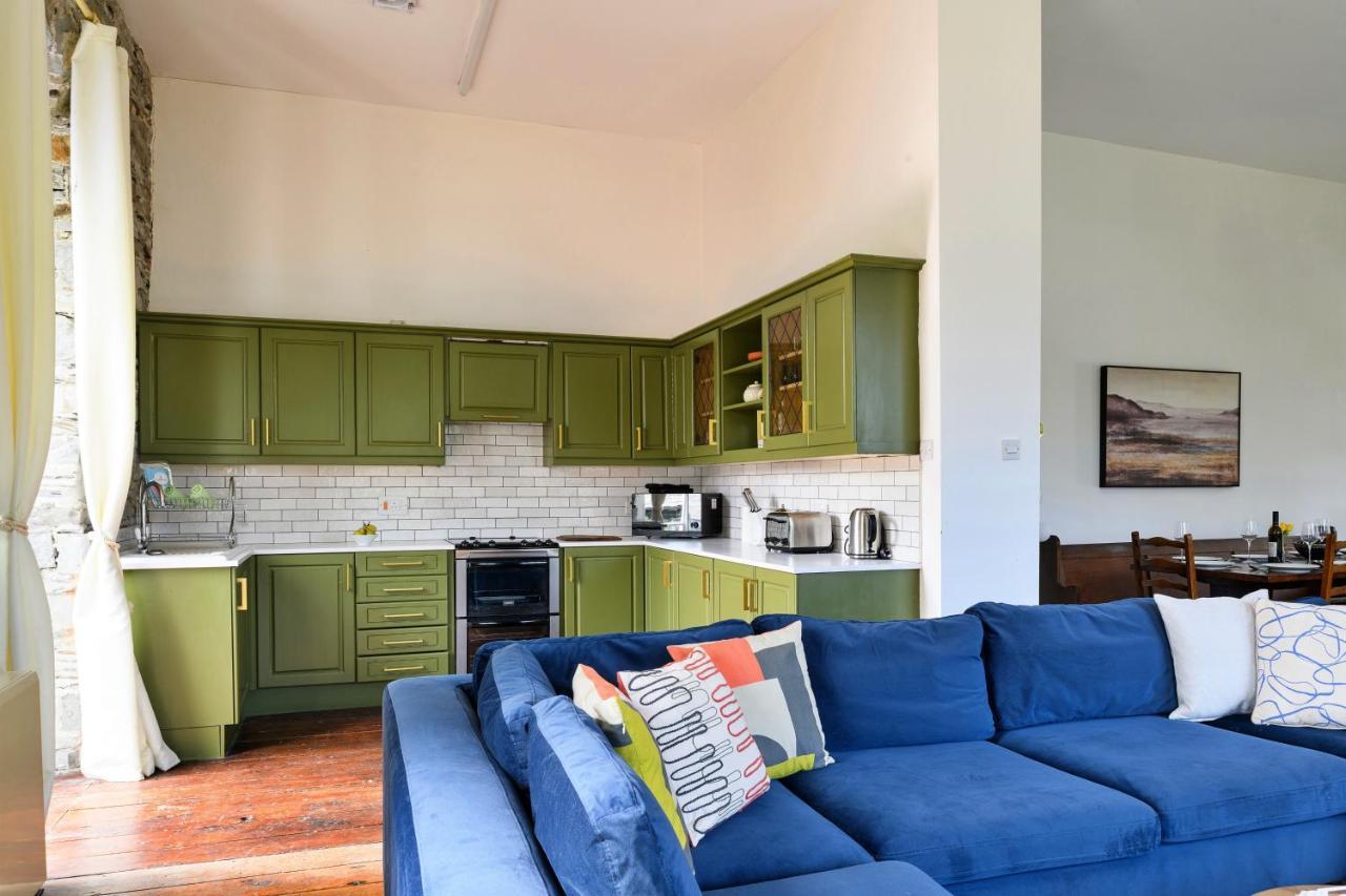 Finest Retreats - Luxury Converted Chapel With Hot Tub & Games Room 디나스마우뒤 외부 사진