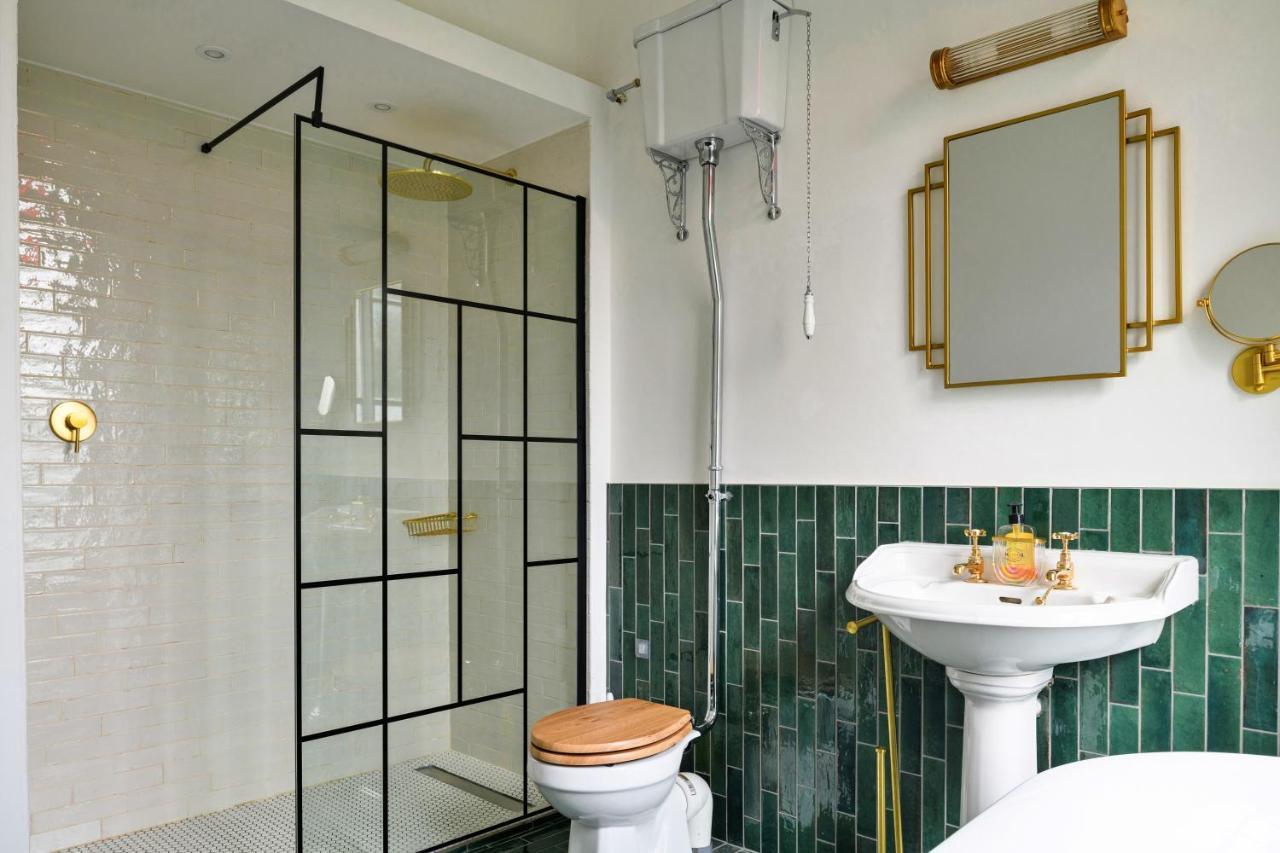 Finest Retreats - Luxury Converted Chapel With Hot Tub & Games Room 디나스마우뒤 외부 사진