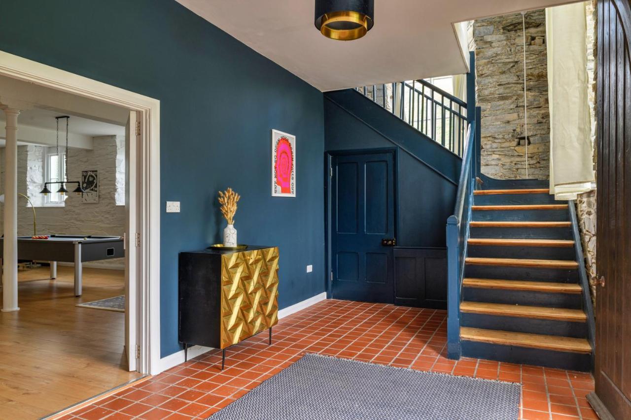 Finest Retreats - Luxury Converted Chapel With Hot Tub & Games Room 디나스마우뒤 외부 사진