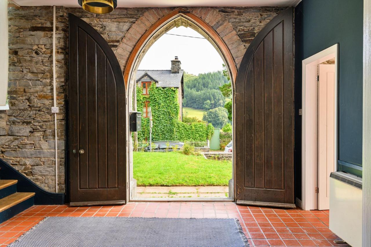 Finest Retreats - Luxury Converted Chapel With Hot Tub & Games Room 디나스마우뒤 외부 사진