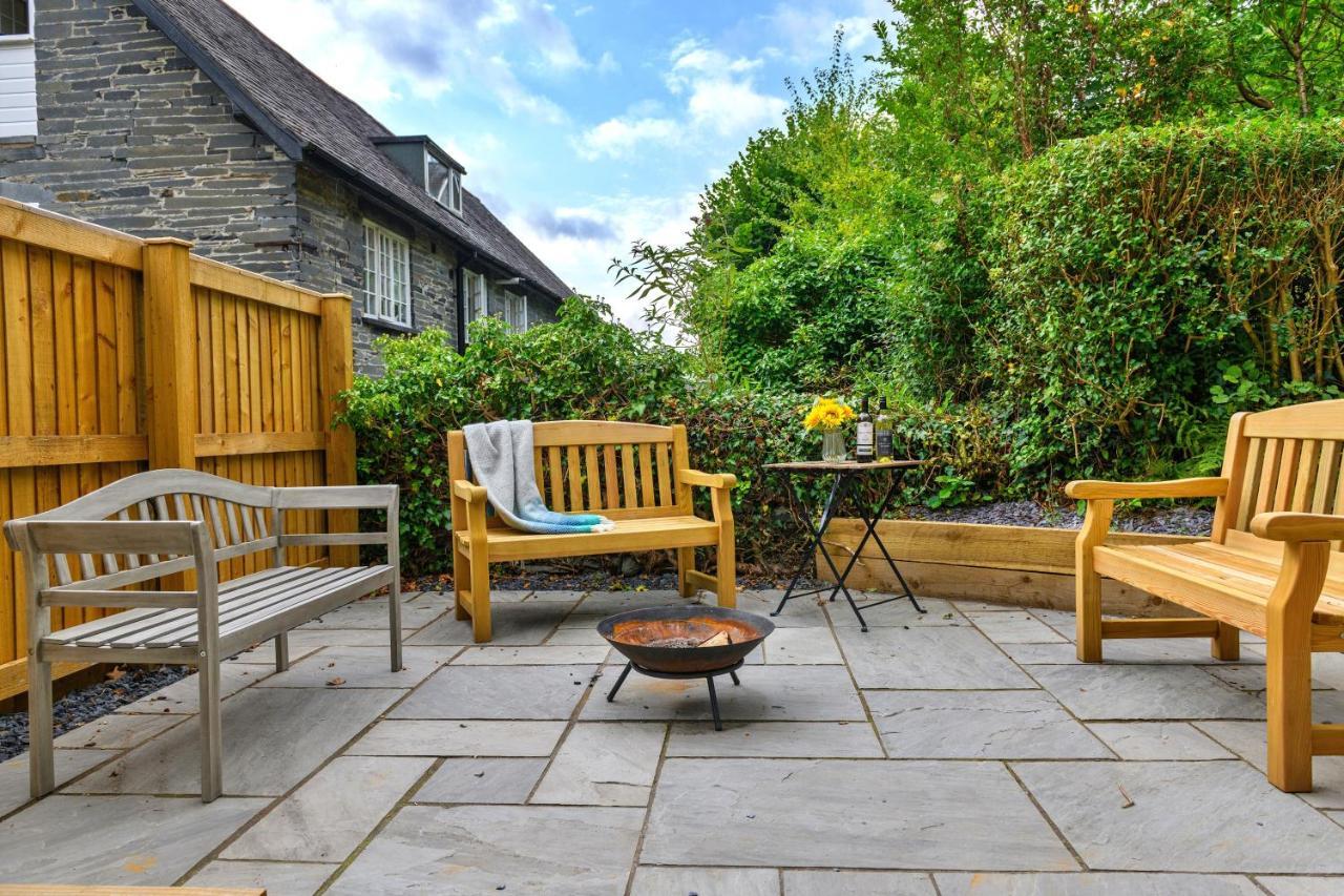 Finest Retreats - Luxury Converted Chapel With Hot Tub & Games Room 디나스마우뒤 외부 사진