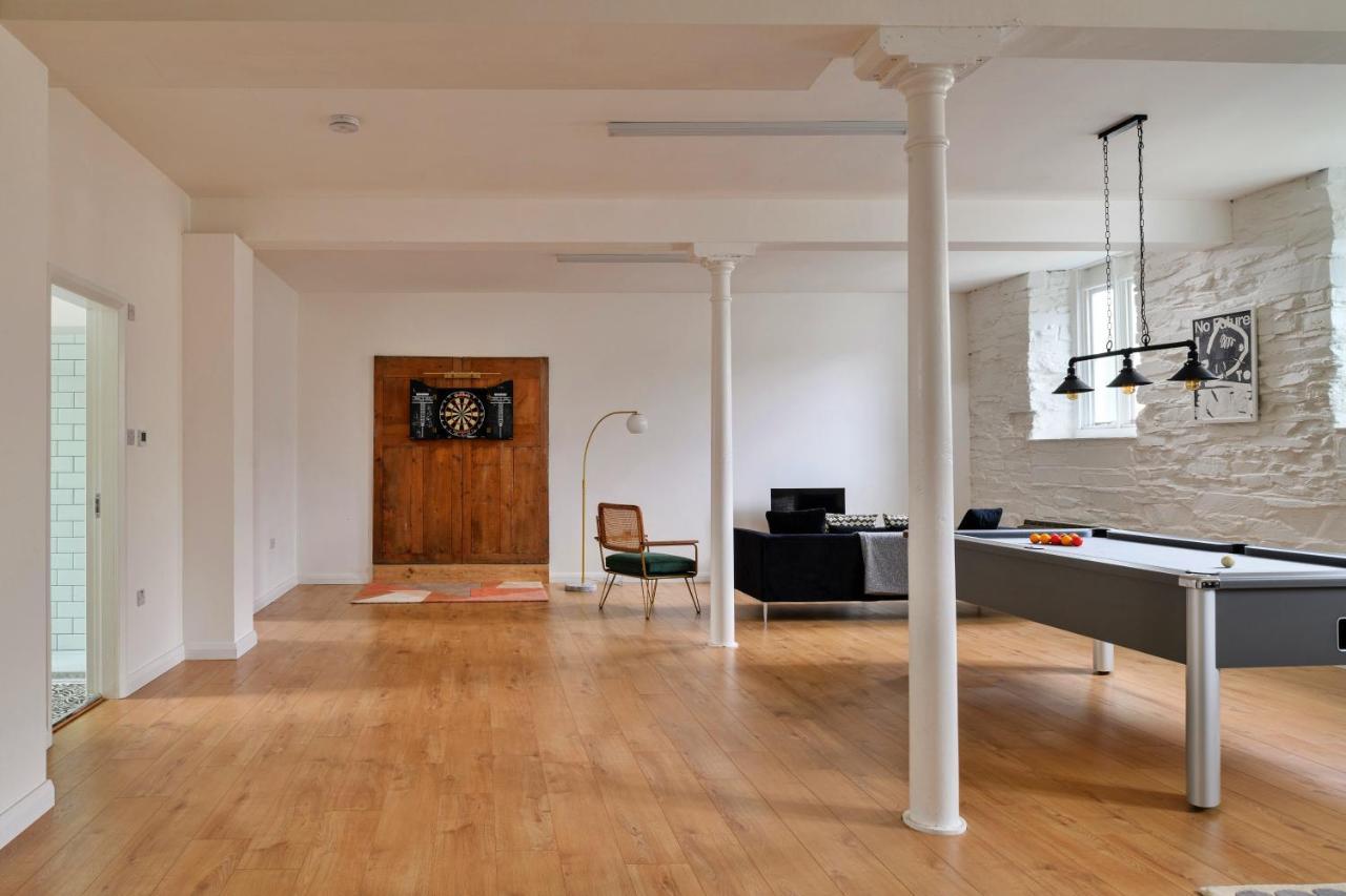 Finest Retreats - Luxury Converted Chapel With Hot Tub & Games Room 디나스마우뒤 외부 사진