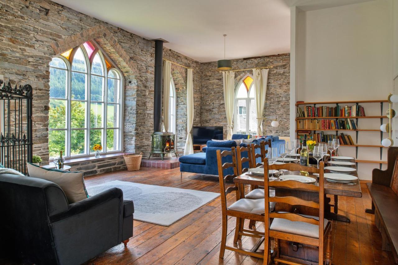 Finest Retreats - Luxury Converted Chapel With Hot Tub & Games Room 디나스마우뒤 외부 사진