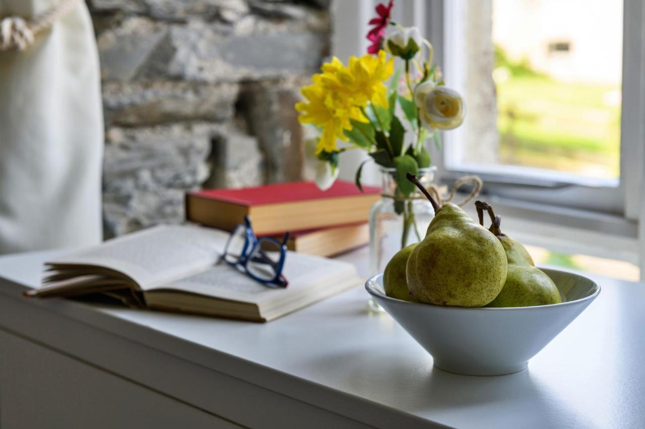 Finest Retreats - Luxury Converted Chapel With Hot Tub & Games Room 디나스마우뒤 외부 사진