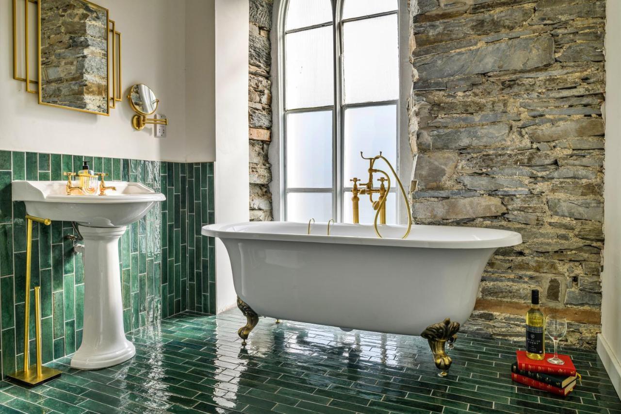 Finest Retreats - Luxury Converted Chapel With Hot Tub & Games Room 디나스마우뒤 외부 사진
