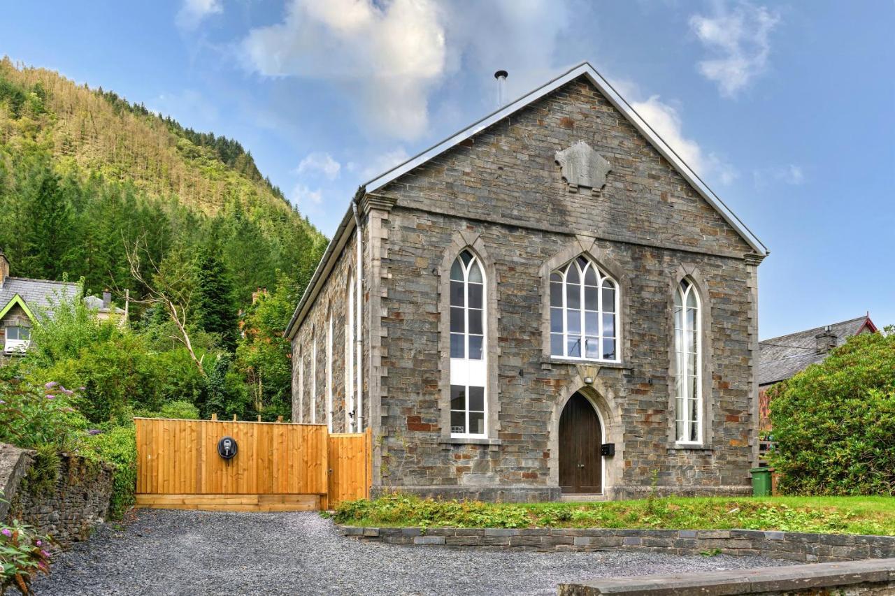 Finest Retreats - Luxury Converted Chapel With Hot Tub & Games Room 디나스마우뒤 외부 사진